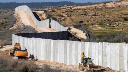Cerca del kibutz meridional de Lahav rabajadores construyen una nueva sección del muro israelí que divide a Israel de Cisjordania