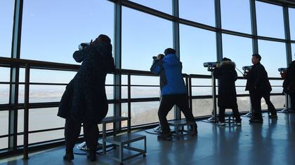 Visitantes miran a través de binoculares hacia Corea del Norte desde un puesto de observación surcoreano en la ciudad fronteriza de Paju, cerca de la zona desmilitarizada que divide las dos Coreas