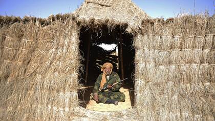 Bechir Mohamed, el jefe de seguridad en el área de Al-Mahbes en el Sahara Occidental, posando para una foto dentro de su choza