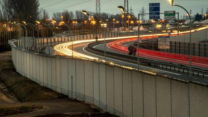 Un muro de cuatro metros de altura de un kilómetro de largo q corre a lo largo de la carretera principal que conduce al puerto de Calais, con el objetivo de detener a los migrantes que intentan llegar a sus costas
