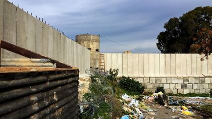 Una vista parcial de la muralla que se está construyendo alrededor del campo sobrepoblado y empobrecido de Ain El-Helweh, el campo de refugiados palestino más grande de Líbano, cerca de la ciudad costera meridional de Sidon