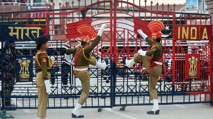 El personal de la Fuerza de Seguridad Fronteriza de India golpea simbólicamente las puertas en la ceremonia diaria "batiendo retirada" en la frontera entre India y Pakistán en Wagah