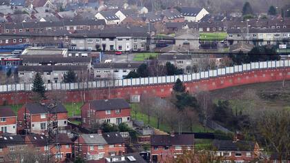 El muro de la paz que separa las comunidades católica y protestante de Belfast