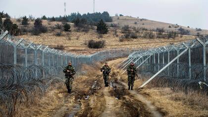 Guardias fronterizos patrullando a lo largo de la frontera sur de Macedonia con Grecia cerca de Gevgelija