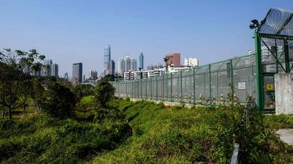 Hong Kong, cerca de la frontera con Shenzhen, China (fondo)