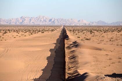 Una sección de la cerca fronteriza México-Estados Unidos en San Luis Río Colorado, estado de Sonora, noroeste de México