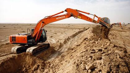 Las obras de construcción fuera de la ciudad de Qadisiyah, a 40 kilómetros al sur de la ciudad santa iraquí Shiíta de Najaf, hecha como una trinchera para evitar que los combatientes del grupo Estado Islamico se está excavando a lo largo de la frontera