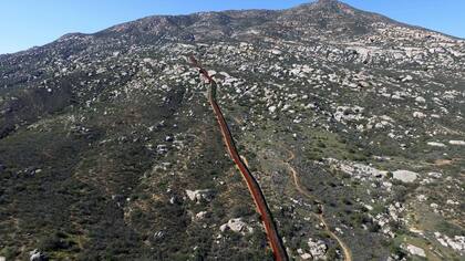 Impresionante vista aérea del muro entre Estados Unidos y México