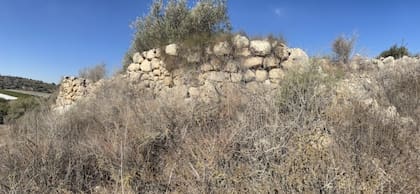 Muros en ruinas del campamento de Senaquerib en Laquis en la actualidad
