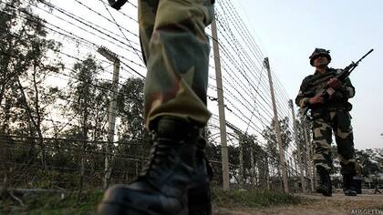 Muros y alambradas entre India y Pakistán que se extienden por casi la mitad de los 2900 km de línea fronteriza.