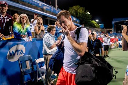Murray se retira del estadio entre lágrimas; el escocés sigue en Washington