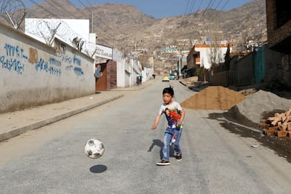 Murtaza Ahmadi, jugando a la pelota en la calle, después de que se hiciera famoso.