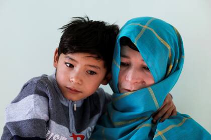 Murtaza y su mamá, que narró el drama que vive la famila desde que el nene se hizo famoso.