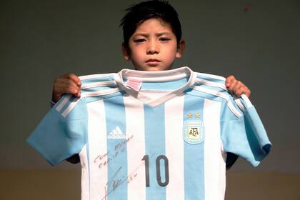 Murtaza muestra la camiseta de la selección que le regaló Messi.