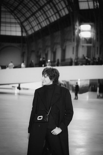 Musa eterna de Karl Lagerfeld, Inés de la Fressange asistió al desfile de Chanel en el Grand Palais. La hija de la argentina Cecilia Sánchez Cirez es figura infaltable en sus desfiles