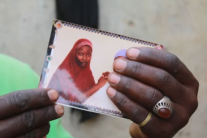Musa Maina sostiene una fotografía de su hija secuestrada, Hauwa, el 12 de abril de 2019 en Chibok