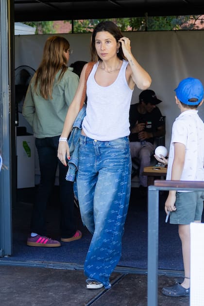 Musculosa básica, jeans de Rocio G y zapatillas con estampa animal para Vicky Aldanondo