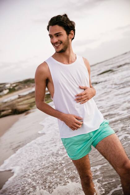 Musculosa de algodón (AY Not Dead), traje de baño (Bolivia).