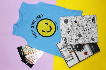 Musculosa $488 de Queen Juana / Cuadernos $50 c/u de Ledesma / Stickers $19 cada plancha de Todo Moda