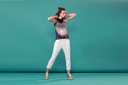 Musculosa estampada (Trosman), top (Tucci), pantalón (Paula Cahen D’anvers), zapatillas (Prüne)