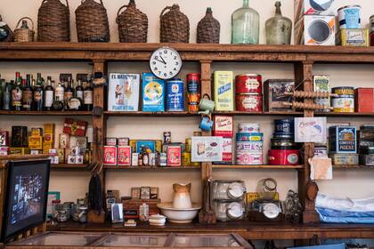 Objetos de almacén que remiten a la colonización croata en el Museo Municipal Fernando Cordero Rusque de Porvenir.