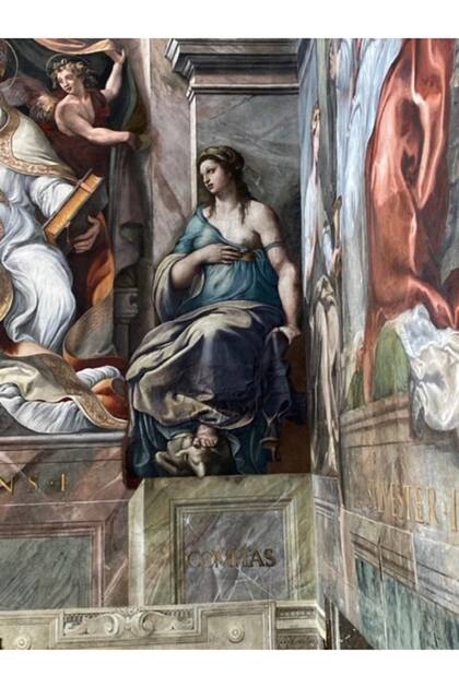 La restauración que revela el último Rafael, una figura alegórica femenina, en una de las paredes del Salón de Constantino de los Museos Vaticanos