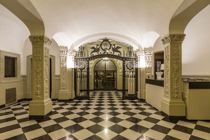 El imponente hall de entrada de esta casona que data de 1923 y que fue originalmente fue un petit hotel de estilo francés, en dos plantas. Y perteneció a la familia Carabassa antes de que la comprara la Fundación.