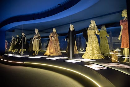 Algunos de los vestidos originales que usó Evita a lo largo de su vida. Los textiles se cambian cada tres meses y se conservan a una temperatura y luz adecuados.