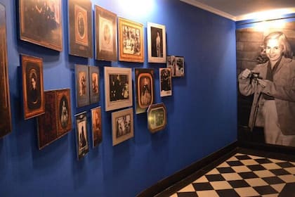 Retratos, fotografías y mobiliario de época se pueden ver en el recorrido virtual que durante la pandemia acerca la colección en línea