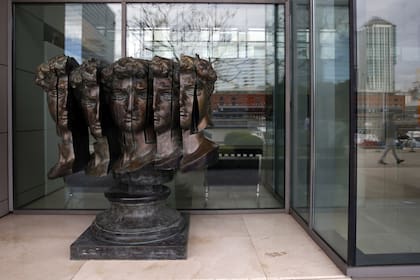 "David fragmentándose (desde Grecia hasta el Renacimiento y hasta hoy con amor)", la escultura de Marta Minujín que recibe ahora en la entrada a los visitantes del Museo Fortabat