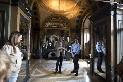Martín Marcos, director del MNAD, y Hugo Pontoriero, jefe del departamento de Museología a cargo de la puesta en valor.