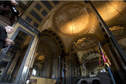 Humedad, nicotina y polución, algunos de las causas del deterioro del vestidor y cuarto baño del Palacio Errázuriz.