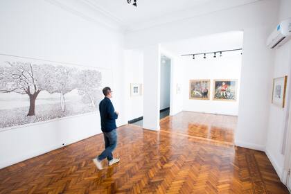 En la Casa de las Culturas, un visitante junto a la obra de Tapia Vera