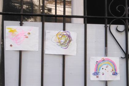 Improvisadas galerías de arte infantil en las ventanas
