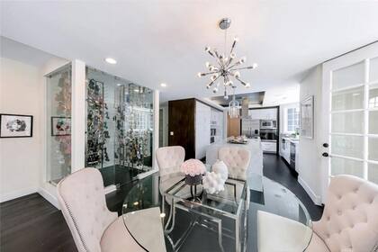 "Museo de zapatos": Carmen Electra tiene una vitrina con muchos pares de tacones a plena vista, al lado de la cocina