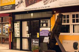 Museo del Hombre del Puerto Cleto Ciocchini está situado en el centro comercial del puerto de Mar del Plata