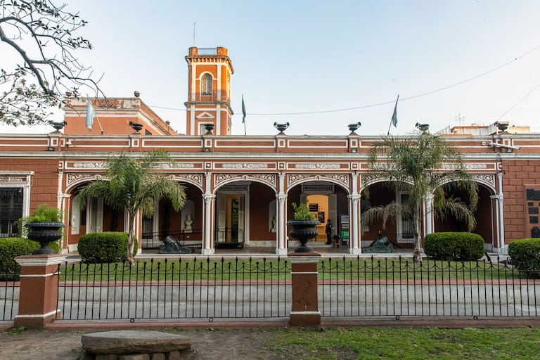 Maceteros, columnas, monumentos, fuentes y edificios históricos se distribuyen por el espacio. El templete o mirador clásico del parque se apoya en una estructura circular con columnas de estilo clásico. El Museo Histórico Nacional de Argentina está ubicado en el Parque Lezama
