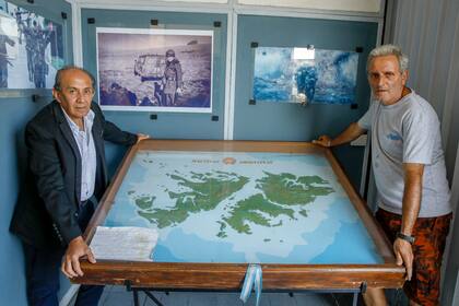 Carlos Azuaga y Francisco La Regina son amigos y se juntan en el Museo de Veteranos de Guerra de Malvinas de Lanús
