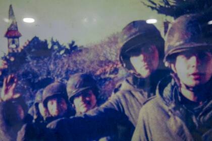 Francisco La Regina (el segundo de la derecha) junto a compañeros de su batallón en las Islas Malvinas