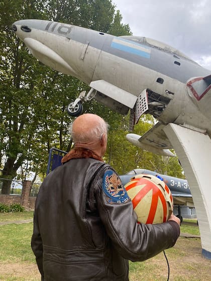 Museo Naval del Tigre. Juan Maria Pechar a sus 92 años acompañado con elementos inseparables de un aviador, su casco y su campera de vuelo observa el jet Panther que piloteara durante su paso como Aviador Naval en la Armada Argentina. (Gentileza Federico Pechar).