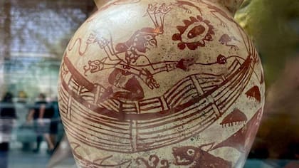 Museos en Perú exhiben cerámicas donde figuran los caballitos, que se cree son anteriores al origen del surf polinesio