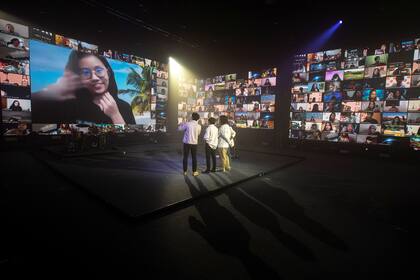 La aplicación Zoom se ha transformado en un lugar virtual en sí msimo. Diez días atrás en Bangokok, Tailandia, se realizó el primer festival de música en línea de seis horas en un estudio