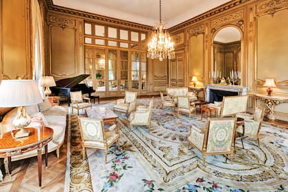 Music room es la habitación con mayor opulencia del edificio: su mobiliario es estilo Imperio y todo el lugar está tapizado con un género que replica el original. 