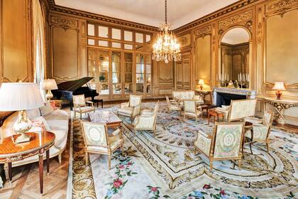 Music room es la habitación con mayor opulencia del edificio: su mobiliario es estilo Imperio y todo el lugar está tapizado con un género que replica el original.