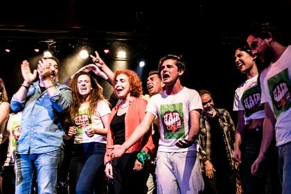 El emocionante final de la celebración. Julián Mardirosián, Mirta Busnelli y Tino Tinto, de elencos anteriores, con Manuela Perín y Nicolás Cúcaro