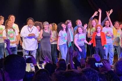 Rubén Rada, María José Demare y Mirta Busnelli, entre los invitados, junto con el nuevo elenco de Hair