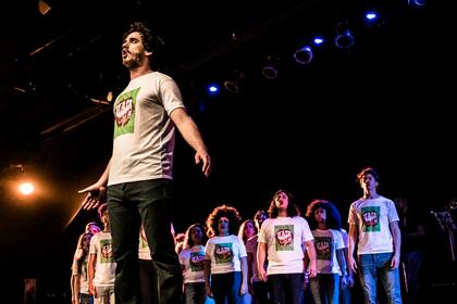 Agustín Iannone, nuevo protagonista de Hair, junto a la "tribu". Foto: Fiorella Romay