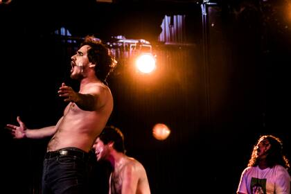 Agustín Iannone, en "Pelo", una de las canciones de Hair, hoy por Musicales Baires. Foto: Fiorella Romay