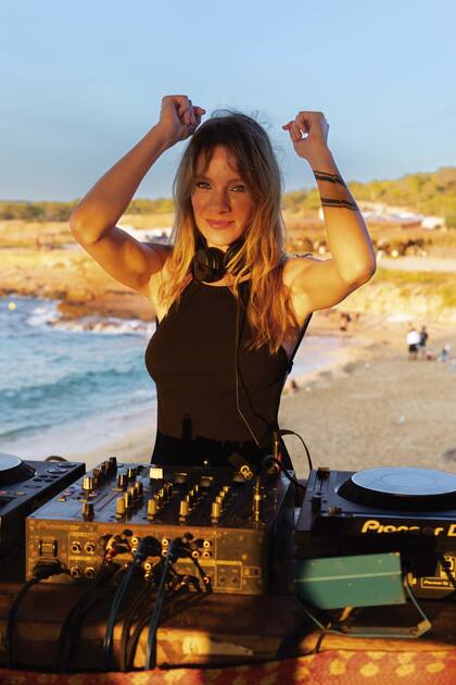 Música al atardecer, alto momento en Sunset Ashram, el restaurante más buscado de Cala Comta.