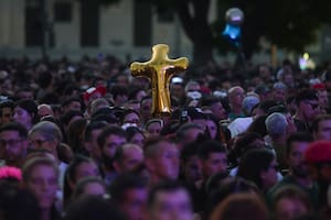 Música electrónica y oraciones en la Plaza de Mayo para recordar al papa Francisco